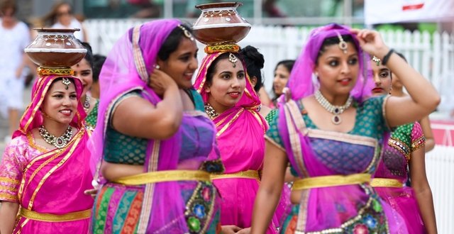 women wear pink saris to scg for breast cancer campaign